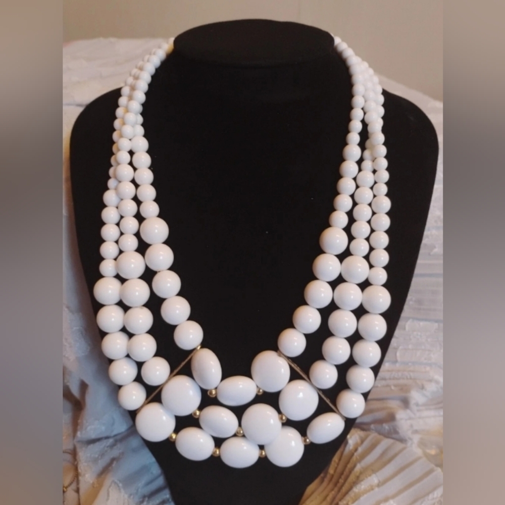 White chunky Round Beaded Necklace